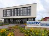 Firmengebäude der GGEW AG und WASSERRIED GmbH & Co. KG in Lampertheim mit Beschilderung und Blumenbeet im Vordergrund.